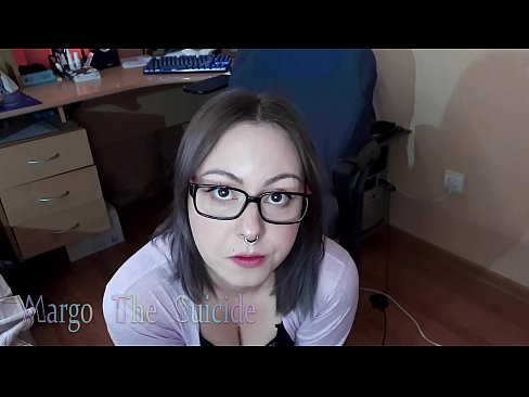 ❤️ Көз айнек тагынган сексуалдуу кыз Дилдону камерага терең соруп ❤ Силиктөө видео  боюнча бизде ❤
